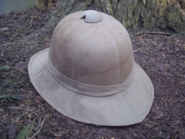 English pith helmet, nicely marked and dated 1942 Engelse tropenhelm, zeer strak model, met maker en datum en WD stempel War Department.