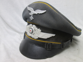 German NCO Luftwaffe cap, with yellow ribbon for pilot or paratrooper. Duitse manschappen pet Luftwaffe, gele bies voor vliegend personeel en Fallschirmjäger. zeer nette staat mooi in model.
