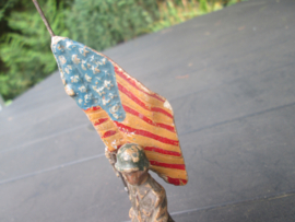 DURSO American soldier with flag. Amerikaanse soldaat met vlag ook van composiet gemaakt.