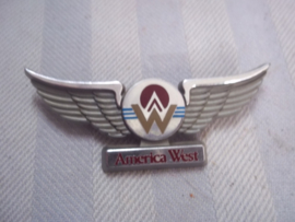 US pilot cap AMERICAN WEST, with plastic wing. Amerikaanse piloten pet van de American West vliegtuigmaatschappij, officiers model als extra de plastic wing.