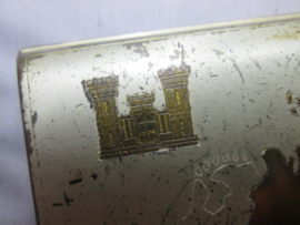 US- Army cigarette case ENGINEERS- 1945. sigaretten etui, met embleem US Engineers, afgebeeld Duitsland datum 1945.