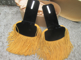A pair of French officers epaulets in the original box nice quality. Franse gouden infanterie epauletten luitenant, zeer nette staat in originele doos.