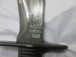 US- WW1- Bolo knife with scabbard dated 1917--1918--1919. Amerikaans kapmes mooi gemarkeerd en duidelijk , zeer nette staat.