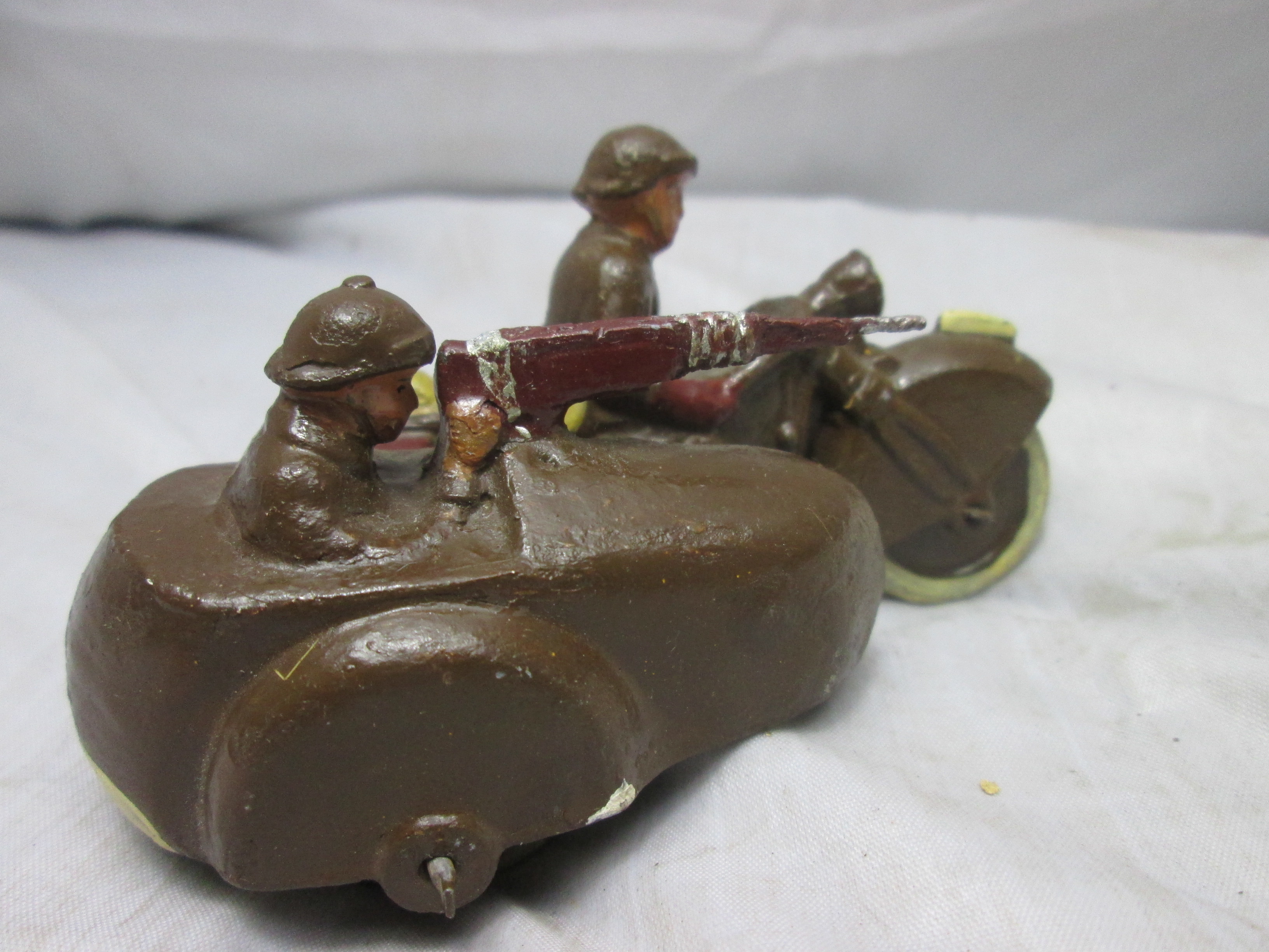 Aluminium French army motor with sidecar, very rare. Aluminium motor met zijspan Frans leger met 2 militairen, bijzonder stuk.
