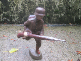 ELASTOLIN 10 cm German soldier attacking. Duitse soldaat in de aanval antiek speel goed goede staat.