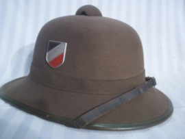 German 2nd pattern pith helmet with metal Wehrmacht decals. JHS- 1942. Duitse vilten tropenhelm 2e model deze kwam na de stoffen uitvoering, nauwlijks gedragen. bijna MINT conditie.