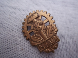 German members pin. Duits lidmaatschapsspeldje NSAO, Mitgliednadel Nationalsozialistischer Reichsverband der Deutschen Arbeitsopfer.