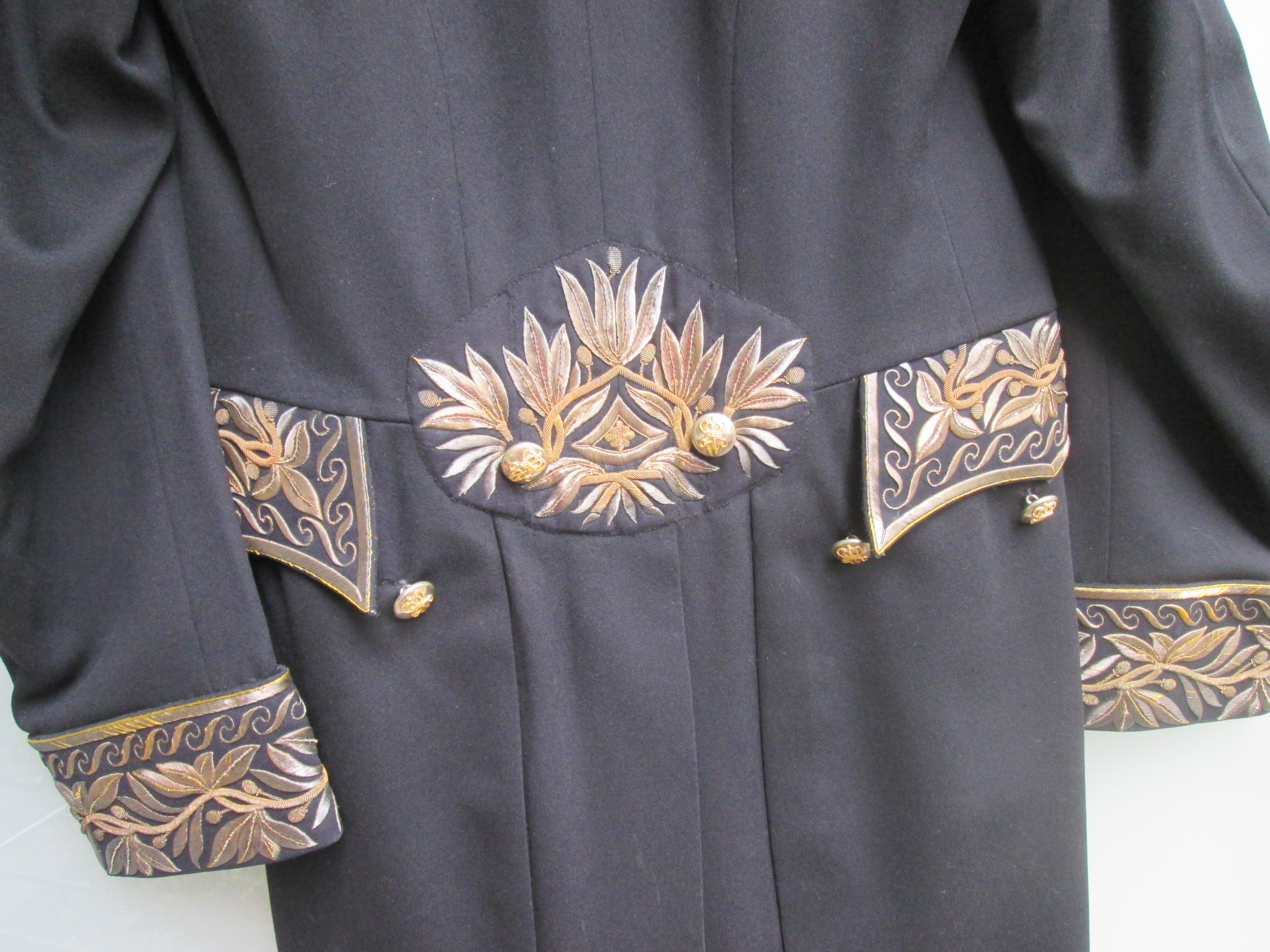 Nederlands diplomaten uniform 1920. mooi goud geborduurd.