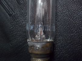 German lamp in his original packing. KRIEGSMARINE lamp in verpakking beide gestempeld. nog 2 stuks, prijs is per lamp in verpakking.