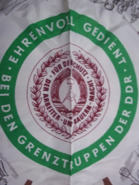 Herinnerings sjaal in originele verpakking. Ehrenvolll gedient bei der grenztruppen der DDR met militaire afbeeldingen.