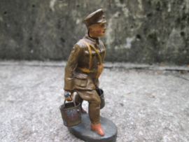 ELASTOLIN British soldier carrying 2 buckets. Engelse soldaat draagt 2 emmers kazerneleven WO1.