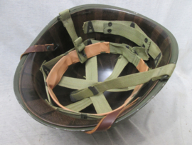 US M1 Army steel helmet swivel bail, front seam MINT condition. Amerikaanse M1 helm in nieuw staat sluit voor en heeft bewegende haken een laat model wat gebruikt werd in WO2. later doorgebruikt door het Nederlandse Korps Mariniers.