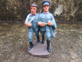 CLAIRON Belgium 2 Soldiers red cros. 2 soldaten 1 helpt een gewonde. goede staat.