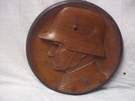 Houten wandbord, handgemaakt, diameter 22cm, een soldaat met Duitse staalhelm 1916, en op zijn epaulet nummer 1. zeer decoratief en professioneel gemaakt. dit zijn vrij moeilijk te vinden items.