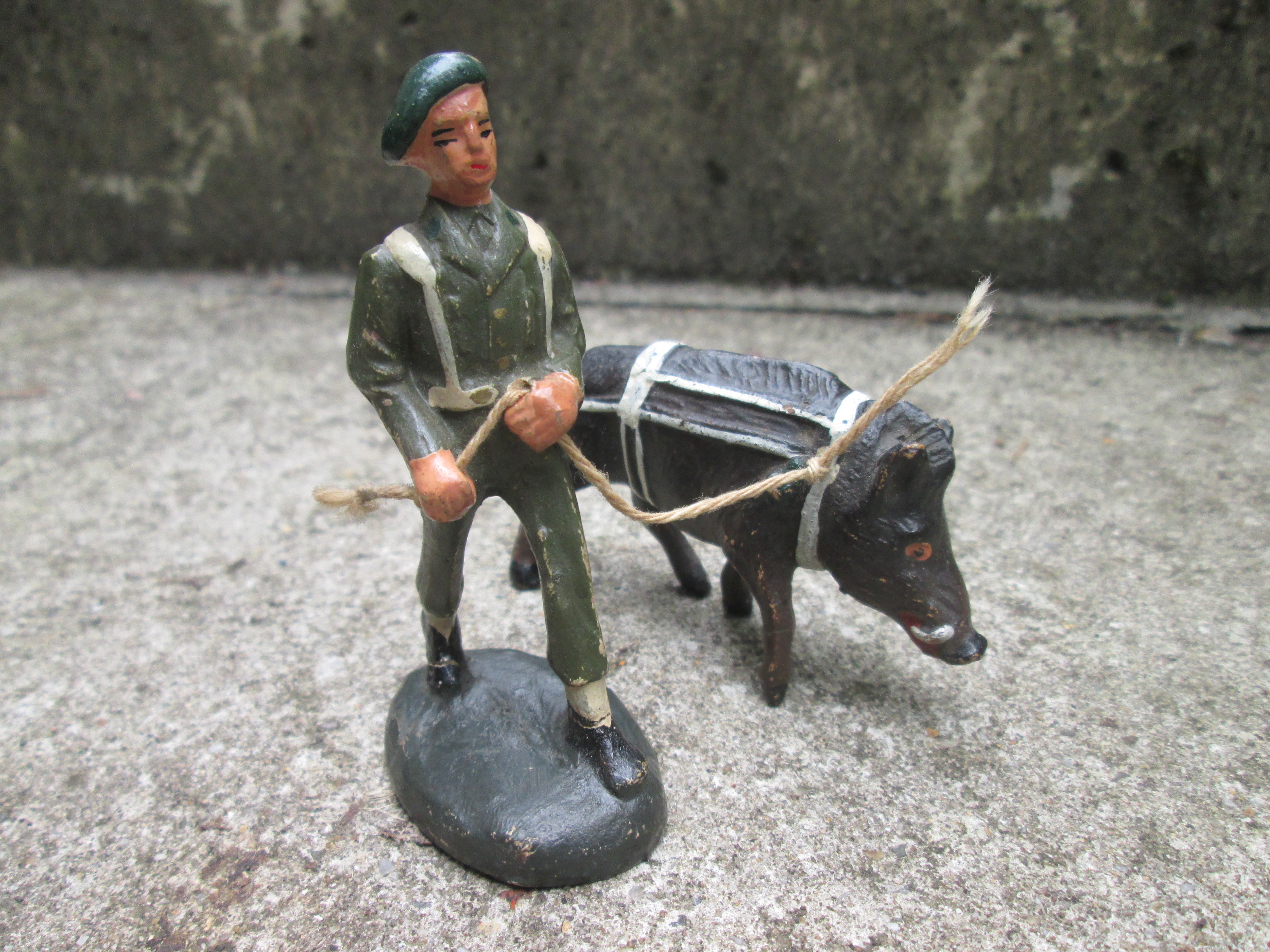 DURSO Belgium soldier, Belgische Ardense jager met hun mascotte het everzwijn, droegen ze ook als embleem op de groene baret