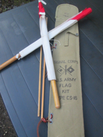 US Army flag kit Signal corps nicely marked and dated. Amerikaans vlaggenset in canvas hoes met 2 seinvlaggen.