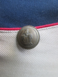 Napoleontisch uniform, zeer netjes en historisch verantwoord gemaakt, natuurgetrouw. voorzien van een aantal oude Franse genie knopen. Oude replica.