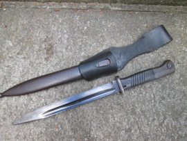 German k-98 Mauser bayonet matching numbers. with leather frog, nicely marked and dated.Duitse Mauser bajonet nummer gelijk. zeer nette staat.