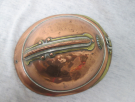 Trench- art French helmet with infantry badge. Loopgravenkunst Franse helm, casque Adrianne, zeer bijzonder gemaakt, zijn echte kunst objecten. 15,5  --  12,5 --  5  cm.