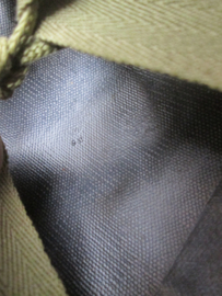 US M1 Army steel helmet swivel bail, front seam MINT condition. Amerikaanse M1 helm in nieuw staat sluit voor en heeft bewegende haken een laat model wat gebruikt werd in WO2. later doorgebruikt door het Nederlandse Korps Mariniers.