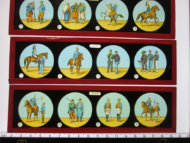 Magic lamp. Toverlantaarn in doos, met 12 (de complete serie BING militaire uniformen) glas plaatje met militaire afbeeldingen. Deze zijn vrij moeilijk te vinden. leuk geheel.