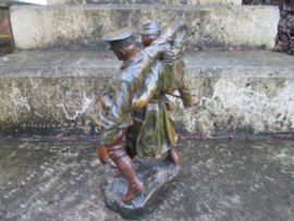 Statue of two soldiers ALLIANCE a French soldier is carrying a British wounded soldier. Gebronsd beeld Engelse en Franse soldaat die elkaar helpen. gesigneerd RUFFONY. hoogte 27 cm. zeer bijzondere voorstelling.