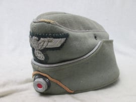 German officers side- cap, tailor made. Duitse officiers muts, met geborduurde adelaar. M-34 sidecap. heeft een beetje motschade en is in een gedragen staat, maar dat maakt deze muts ook wel heel karakteristiek.