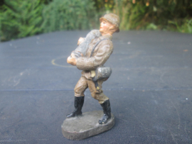 ELASTOLIN Belgium soldier carrying a shell. Belgische soldaat draagt een kanon kogel.