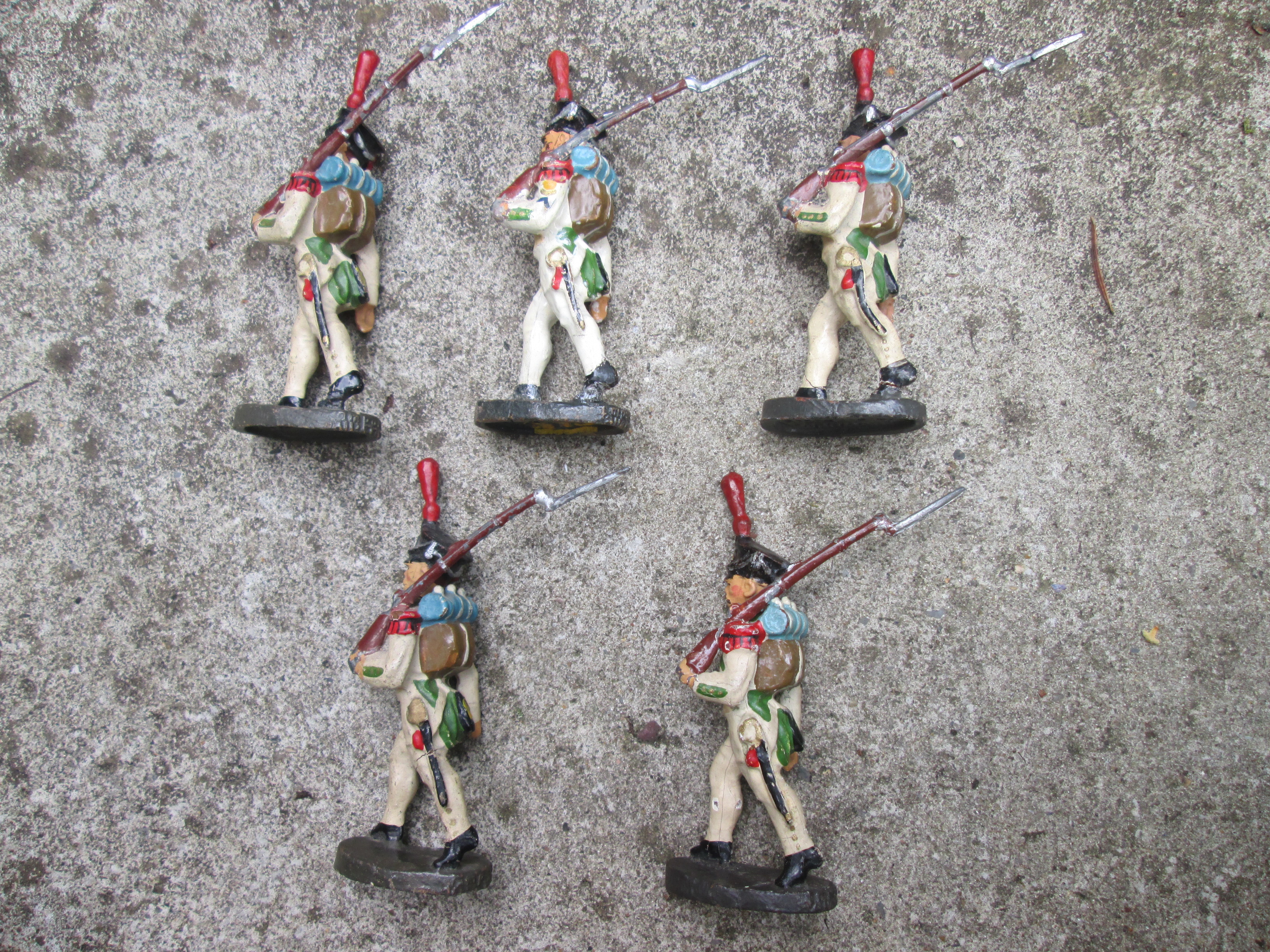 ELASTOLIN 5 Napoleontic soldiers in a good quality. 5 Marcherende Napoleotische soldaten in een nette staat  dit type soldaten zijn vrij moeilijk te vinden zeldzaam.