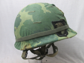 US- Army M-1c. paratrooper helmet, nice complete piece, with Mitchell cover, elastic band, with 101st. Airborne patch. Amerikaanse para helm Vietnam periode, geheel compleet Zeldzaam stuk.