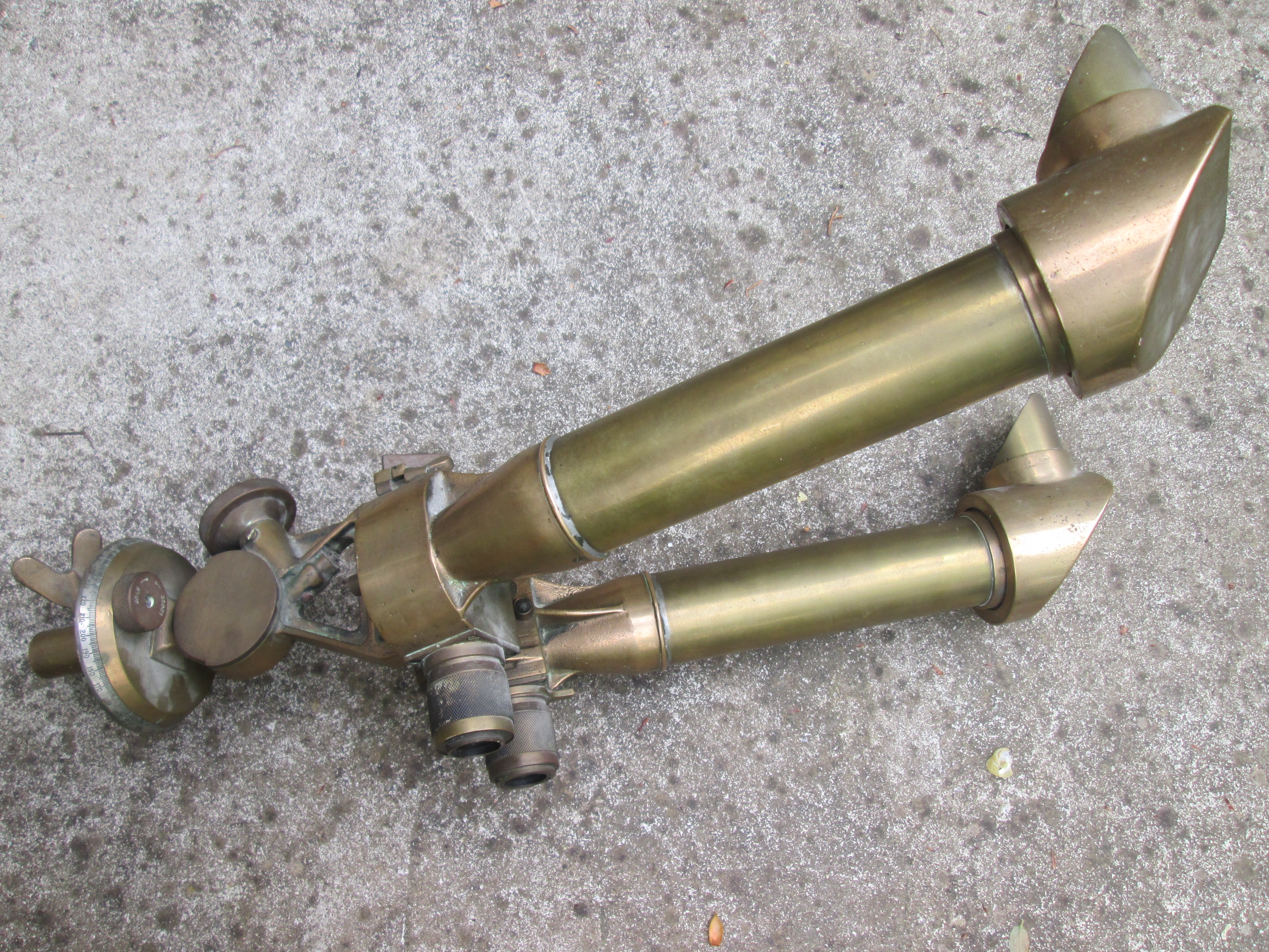British telescope stereoscopic Mk IV, dated 1942. Engelse stereokijker, loopgravenkijker optisch goed, mooi gemarkeerd vervaardigd uit brons, zeer decoratief item.