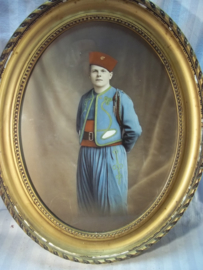 Photograph coloured Zouave soldier. Ingekleurde foto van een Zouaaf.