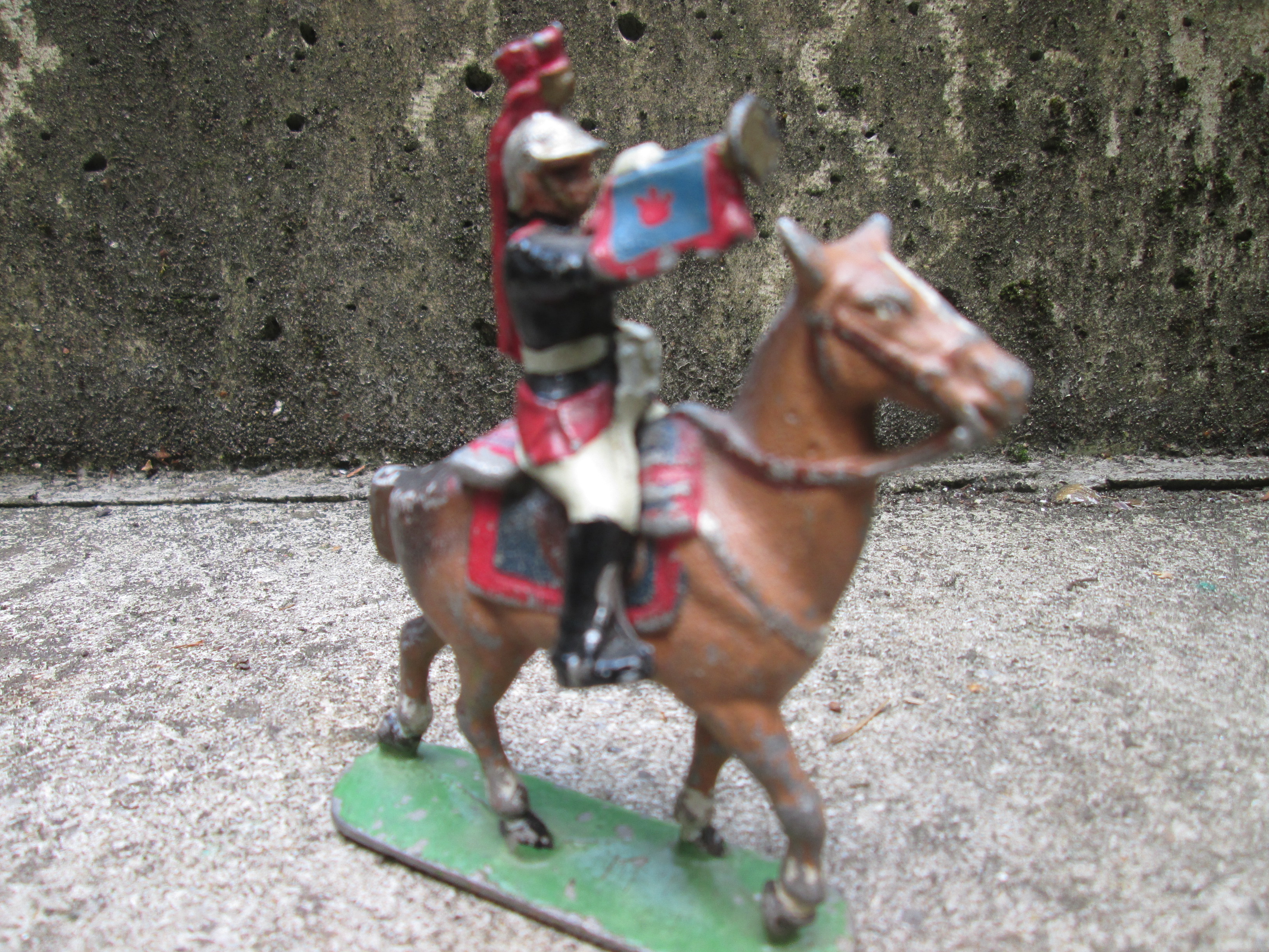 Aluminium soldaat, Franse kurassier op paard met bazuin en vaandel. zeer bijzonder TOP stuk merkloos.