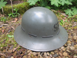 British civil defence helmet (Zuckerman) marked George Streeton & Sons Ltd. Luton 1941 SFP = Street Fire Party. untouched condition. Engelse Burger beschermings helm in TOP staat zo vind je ze nauwlijks met originele kinriem TOP