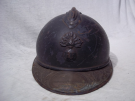 French helmet with Infantry badge and remembrance badge. Soldat de la Grande Guerre 1914-1918. Franse helm model 1915 met 1e model infanterie embleem en herinneringsplaat aan de grote oorlog.