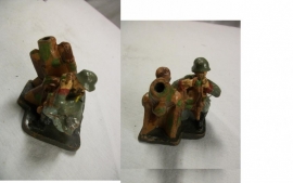 German elastolin soldier with mortar. Duits speelgoed soldaatje met kanon of mortier