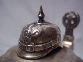 Duitse kristallen bierpul, met bewerking. voorzien van een deksel met daarop een pickelhaube in groot formaat 3 bij 5 cm. mooie zilvergloed. desel is gemerkt, bierpul is in een complete en originele staat TOP stuk.