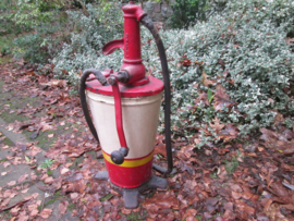 SHELL oil pump. Shell olie vat pomp wat je handmatig op kom pompen, mooi gemarkeerd decoratief stuk.