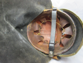 Dutch leather fire helmet of the City of Haarlem. Nederlandse brandweerhelm met kam en vuurverguld stadswapen embleem HAARLEM, helm is gemaakt van leer. zeldzame helm uit haarlem, in een pracht staat.