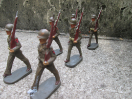 ELASTOLIN 6 American soldiers. 6 Amerikaanse soldaten marcherend. mint staat jaren 50.
