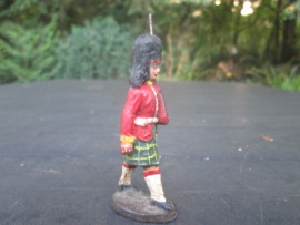 ELASTOLIN Scottish Highlander. Schotse soldaat met feather bonnet, goede staat apart.