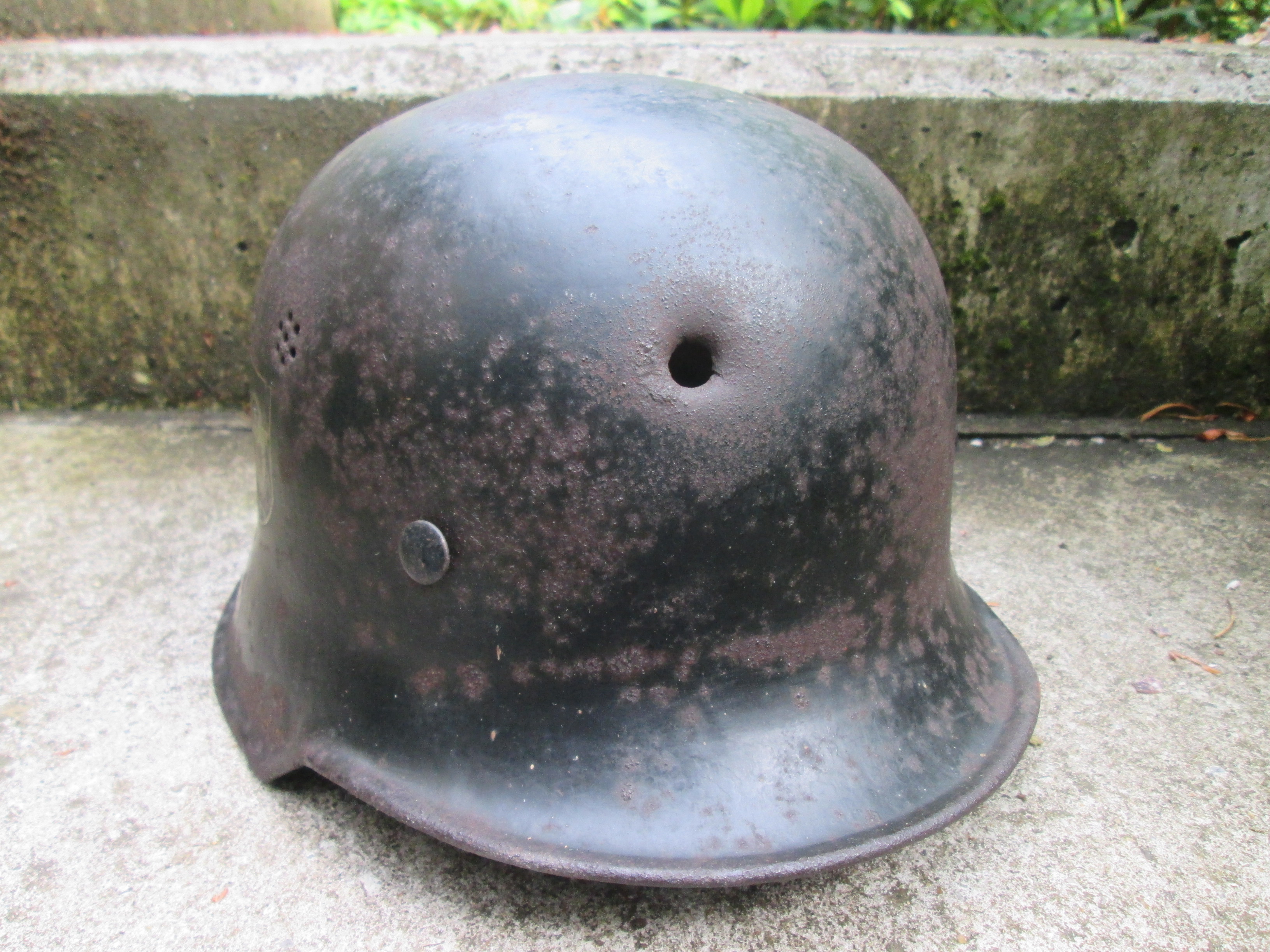 German Police helmet with double decal. REVERSE DECAL, it makes the helmet a rare item. Duitse politie helm met dubbele decal welke omgedraaid zijn dit gebeurde niet vaak, maar er zijn helmen bekend die dit hebben dus zeldzamer. 100% origineel.