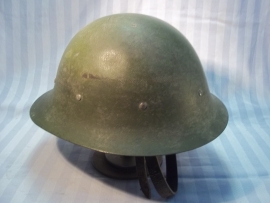 Dutch helmet M-1916 nicely marked CM- 1927. Nederlandse helm Model 1916, met CM stempel, 1 riemsleuf en datum 1927 perfecte staat CM- Centraal Magazijn. helm in een bijna MINT staat en in deze conditie nauwelijks nog te vinden zeldzaam dus.