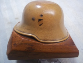 Miniature German helmet Model 1916 made of wood.  Miniatuur helm Duits WO1 gemaakt van hout, zeer apart. 10 bij 10 cm.