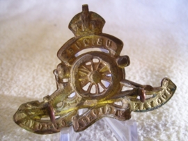 English cap badge Royal Artillery. Engels baretembleem