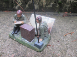 ELASTOLIN 2 soldiers radiostation. 2 soldaten met zendapparatuur en blikken plaatje Morse code.
