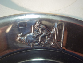 Silver plated childrens plate in box. Kinderbordje in doos, verzilverd, met sprookjes afbeeldingen ROODKAPJE, gero zilver.