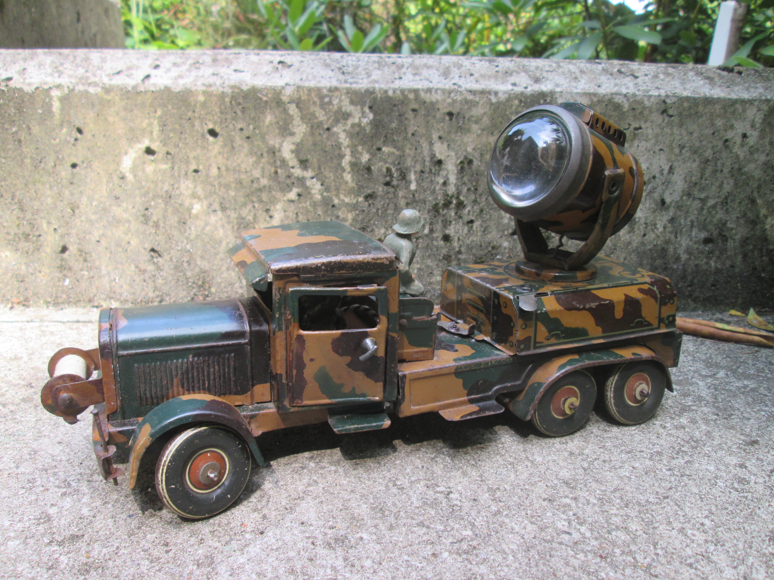 ELASTOLIN HAUSSER Tippco German truck with search light. Blikken Tippco camouflage Duitse vrachtwagen met zoeklicht welke op batterijen moet funktioneren bijzonder stuk.