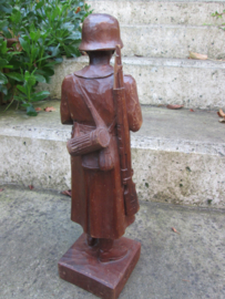 German wooden statue. handcraft. made by a german soldier who served on the Westwall in 1939-1940. Beeld Duitse soldaat, 40 cm, uit 1 stuk hout gemaakt, zeer decoratief. zeldzaam stuk.