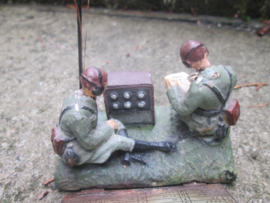 ELASTOLIN 2 soldiers radiostation. 2 soldaten met zendapparatuur en blikken plaatje Morse code.